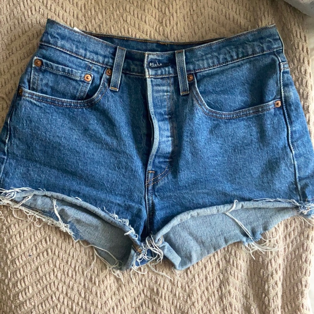 High waisted blue denim Levi’s shorts